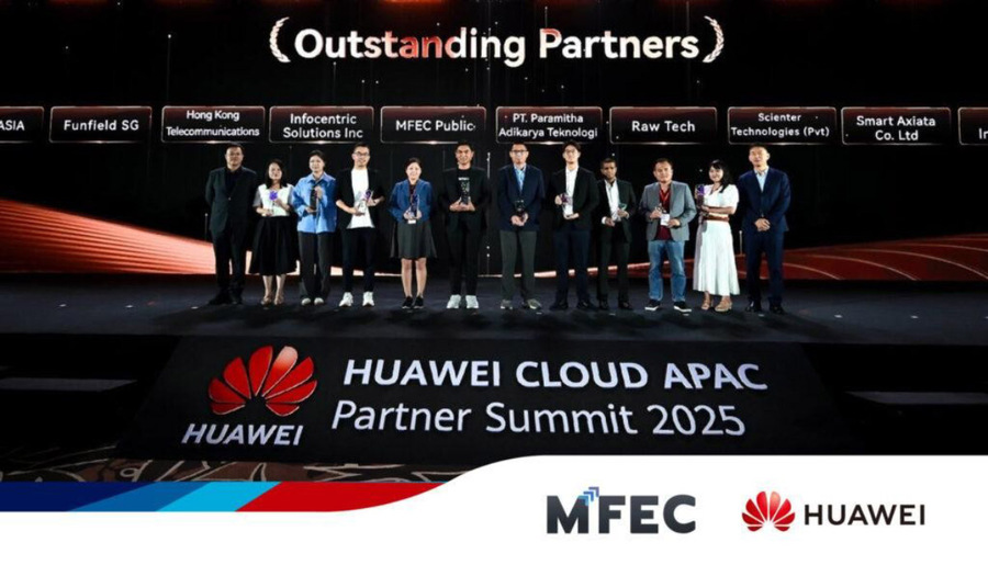 MFEC ภาพหมู่ ผู้ที่ได้รับรางวัล Outstanding Partner ของหัวเว่ย คลาวด์