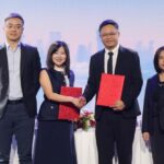 ผู้บริหาร AIS Business และ Huawei Cloud ถ่ายรูปร่วมกันหลังเซนต์ MoU 2