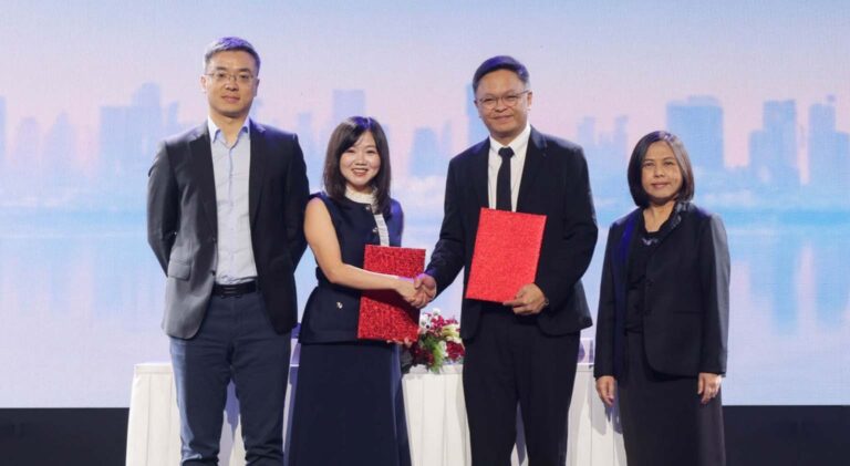 ผู้บริหาร AIS Business และ Huawei Cloud ถ่ายรูปร่วมกันหลังเซนต์ MoU 2